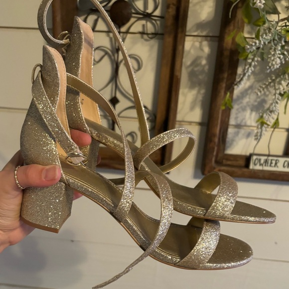 Gold heels - Picture 3 of 4